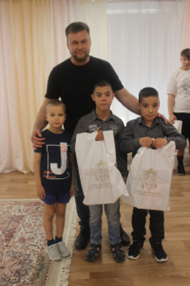 В Самарской области полицейские и общественники поздравили ребят, оказавшихся в сложной жизненной ситуации, с наступающим Международным днем защиты детей