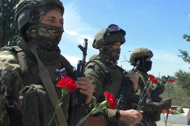 Военнослужащие группировки войск «Восток» восстановили мемориал героям Великой Отечественной войны в ДНР