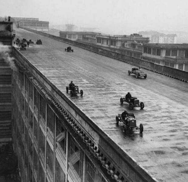Рабочие «Фиата» участвуют в гонке на крыше первого завода компании в Турине, Италия, 1923 год знаменитости, история, фото