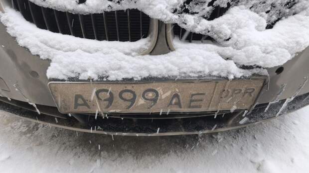 Какой-то олень поставил машину на автобусной остановке возле ЖД вчера вечером и