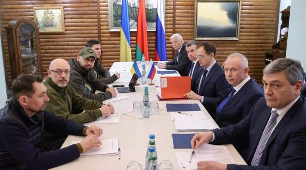Новостные ленты заполонили новости о готовности Владимира Путина изменить ход специальной военной операции. Пресс-секретарь российского лидера Дмитрий Песков заявил, что Россия не хочет «вечной войны».-2