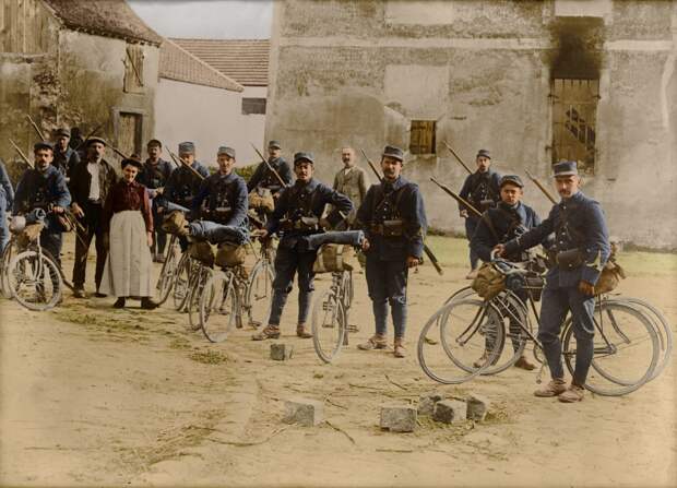 Французские солдаты на велосипедах - обычное дело в Первую мировую архивное фото, колоризация, колоризация фотографий, колоризированные снимки, первая мировая, первая мировая война, фото войны