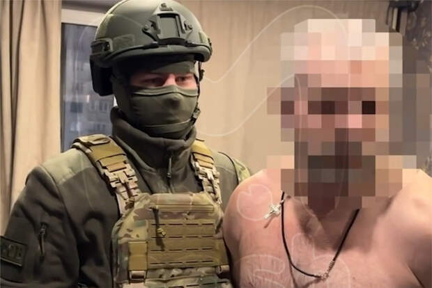 Раскрыт привозивший форму курсантам российских военных вузов фанат фюрера