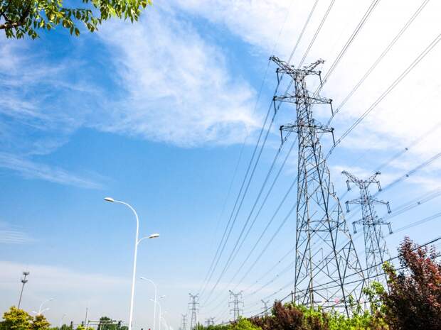 Тракторист погиб на месте, задев стрелой высоковольтные провода в Приамурье