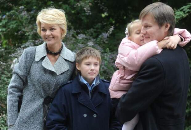Юлия Меньшова и Игорь Гордин с детьми. / Фото: www.jauns.lv