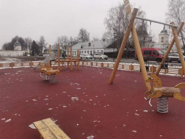 11-летняя девочка из Амурской области пострадала на сорвавшихся с опор качелях