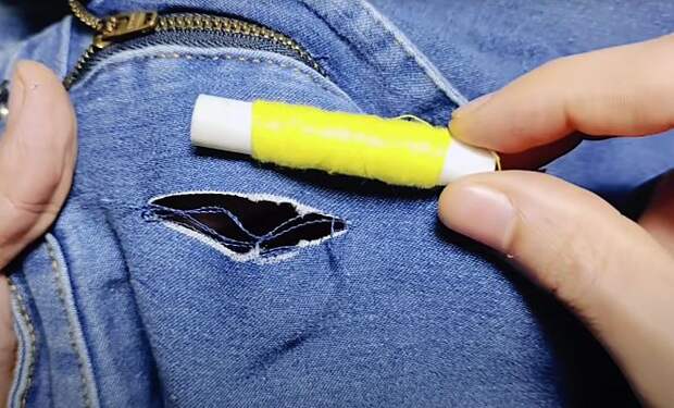 Показываем простой способ убрать дырку на джинсах без видимого шва. Следа не остается: видео