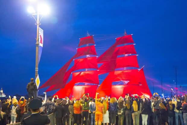 «Чувствую себя простофилей»: как взрослые люди пытались прожить праздник 17-летних, но получали только разочарование