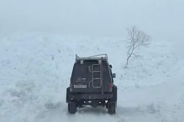 В российском регионе на дорогу сошла лавина высотой с трехэтажный дом