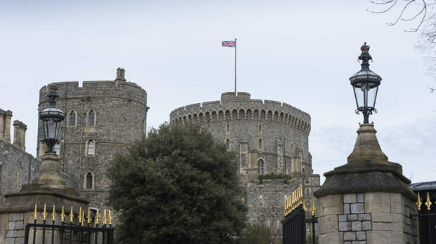 «Мой сумасшедший друг»: с кем из королевских семей Эпштейн поддерживал связь