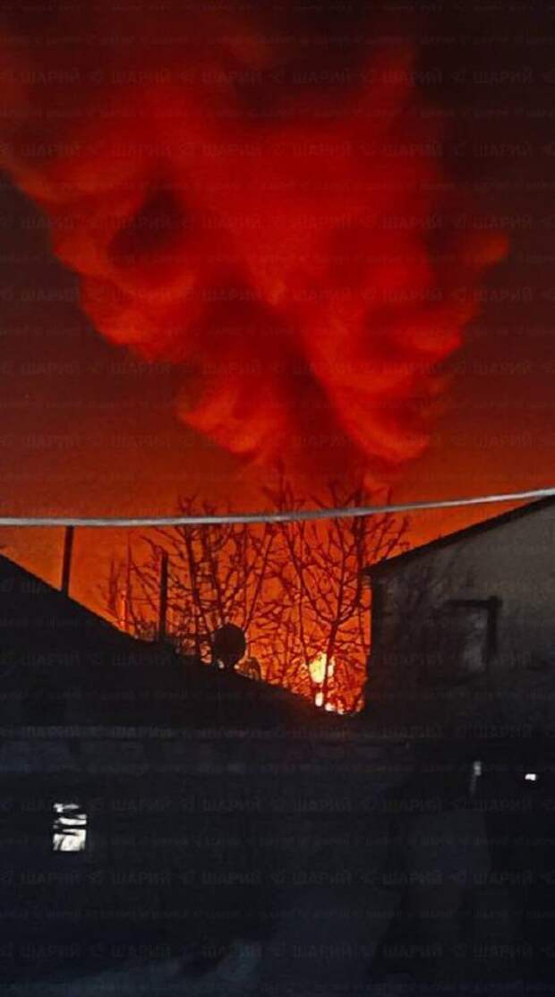 БПЛА/ракеты нанесли удар по нефтебазе в Луганске