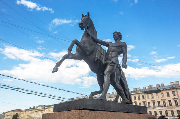 Одна из конных скульптур на Аничковом мосту. Санкт-Петербург