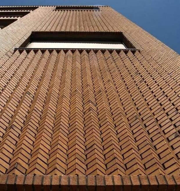 Иногда кладка кирпича превращается в искусство