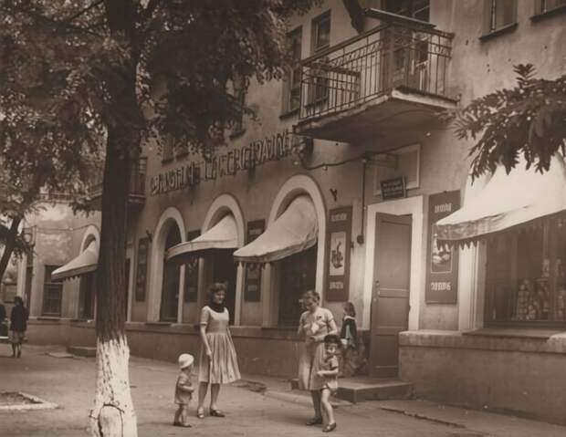 Докучаевск. 15-й гастроном на площади Ленина