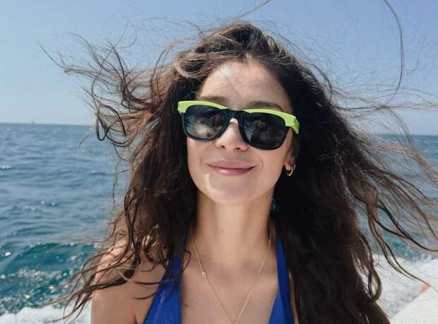 Актриса Равшана Куркова показала фигуру в купальнике