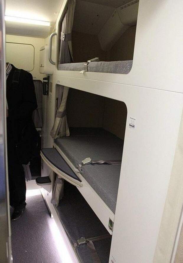секретные комнаты для стюардесс, секретные комнаты в самолётах, комнаты отдыха для стюардесс