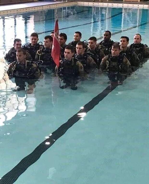 Тренировки военных в воде выглядят забавно