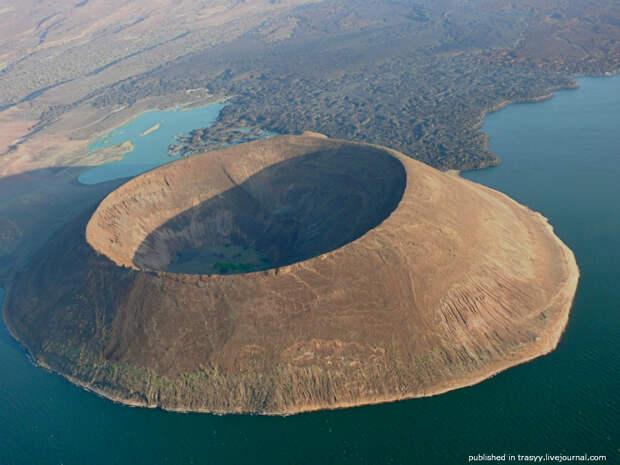 Кратер Nabiyotum. Самые удивительные вулканические кратеры нашей планеты