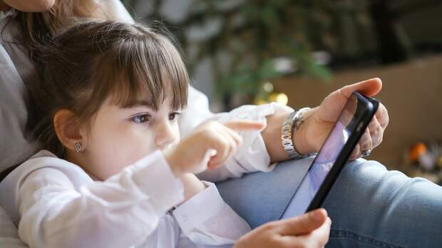 Мама и дочка с планшетом Мама и дочка с планшетом