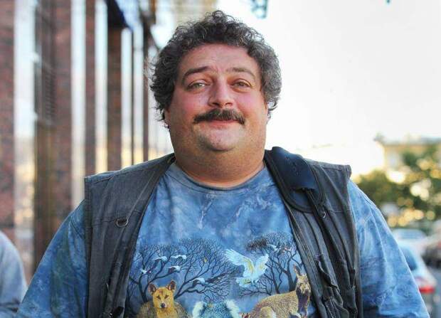 Дима Быков* переживает за Иран.