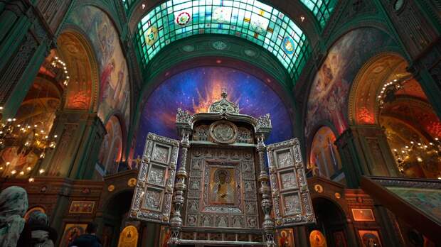 Шойгу передал в дар Главному Храму ВС РФ уникальный складень-киот