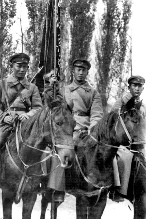 Знаменная группа Киргизского кавалерийского территориального полка 8-й горнокавалерийской дивизии Среднеазиатского военного округа, город Фрунзе, июнь 1933 года