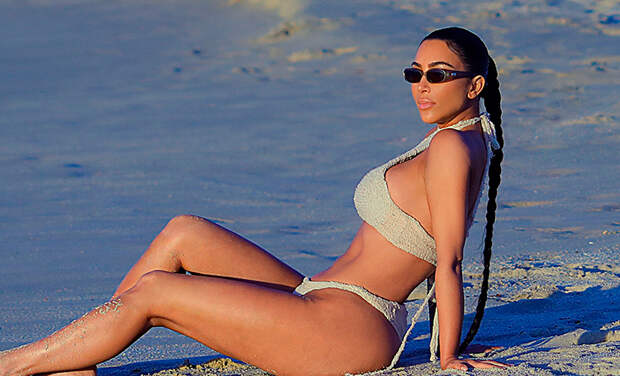 Ожидание равно реальность: Ким Кардашьян в телесном купальнике на пляже Кабо-Сан-Лукаса