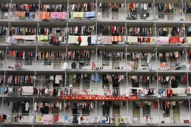 Студенческое общежитие в Ухане, провинция Хубэй: студентам приходится развешивать белье даже на балконных ограждениях. китай, люди, население