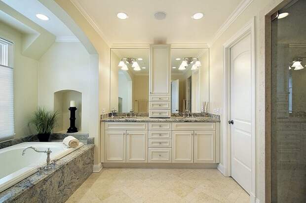 Симпатичный интерьер ванной комнаты, что оформлена в светлых тенденциях, которая выглядит весьма оригинально.