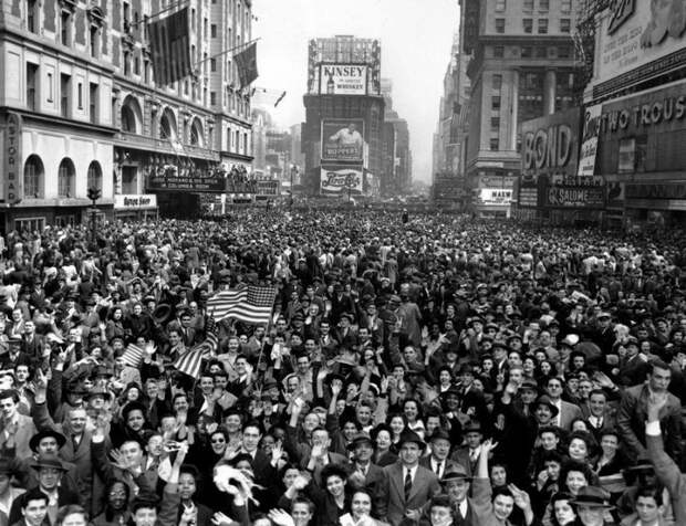 Празднование победы над Германией. Таймс-сквер. Нью-Йорк. США. 7 мая 1945.  история, ретро, фото