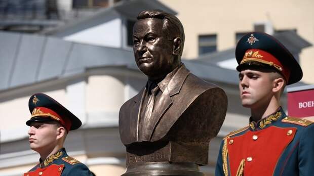 В Москве открыли бюст Ельцина