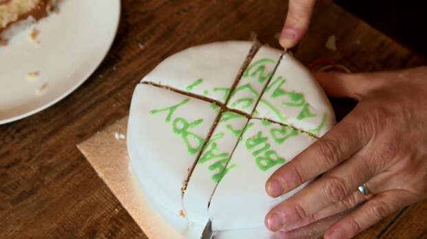 Этот метод нарезки тортов существует уже более 100 лет, но большинство людей все еще предпочитают привычный способ. /Фото: img.alicdn.com