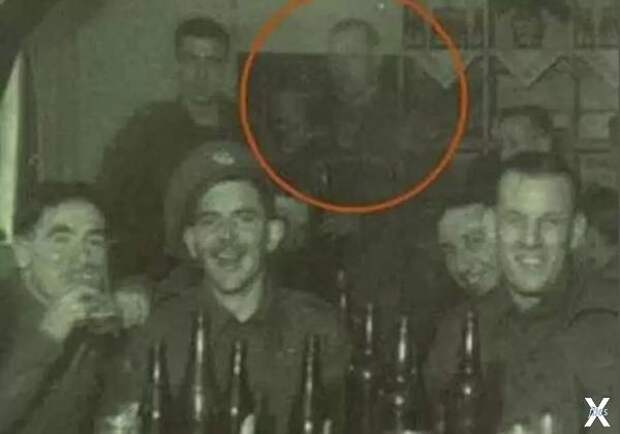 На этой загадочной фотографии группы ...