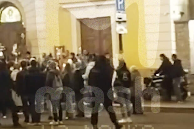 В Петербурге силовики скрутили доставщика, едва не влетевшего в толпу прихожан