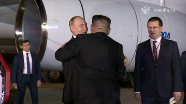 Путин и Ким Чен Ын обнялись в аэропорту: политики и дипломаты мира изучают под лупой детали встречи