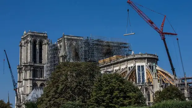 В Нотр-Даме не исключили дальнейших обрушений в соборе