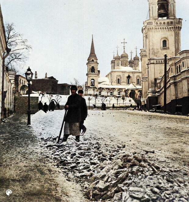 Уборка снега в Большом Ивановском переулке.