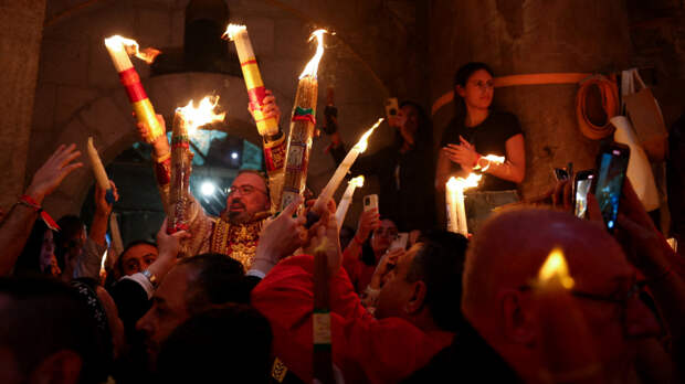Тысячи прихожан в Иерусалиме зажгли свечи во время схождения Благодатного огня