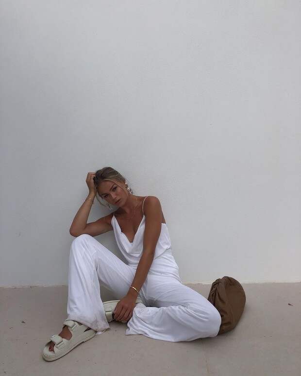 Фото №2 - Инфлюенсер Ханна Солберг в белом костюме и самых модных сандалиях сезона