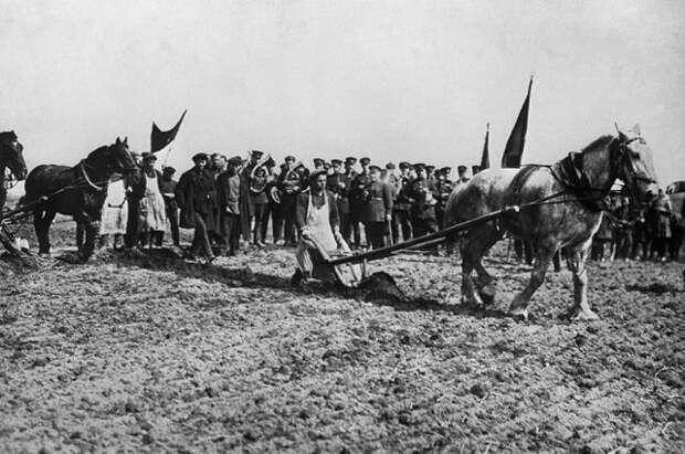 Торжественный выезд на пахоту в колхозе «Новая жизнь» Коломенского района Подмосковья, апрель 1931 г.