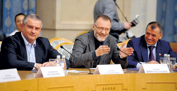 МИХЕЕВ активно работает с главой Крыма Сергеем АКСЁНОВЫМ (слева) и председателем Госсовета полуострова Владимиром КОНСТАНТИНОВЫМ (справа)