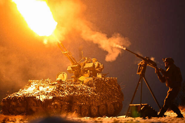 В соцсетях появились фото красного неба после прилетов во Львовской области