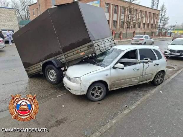 В Жигулевске сорвавшийся с машины прицеп влетел в припаркованное авто и покалечил женщину