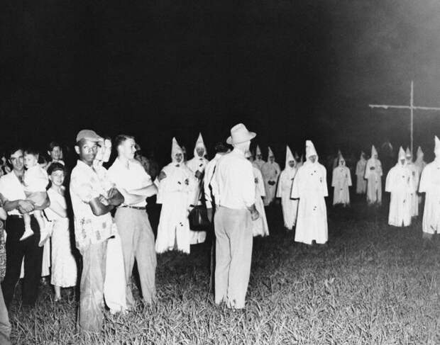 Одинокий негр посещает первое публичное собрание ККК в Джексоне, штат Миссисипи, 1950 год. история, ретро, фото