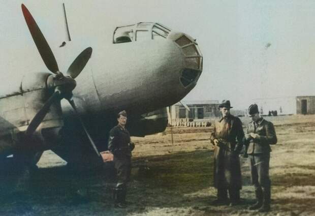 Юнкерс 86р-1 (Ju 86P-1) на немецком аэродроме.                                                                                            Фото из свободного источника доработанное автором.