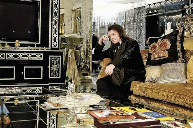 Филипп Киркоров в своей квартире. / Фото: www.domzamkad.ru