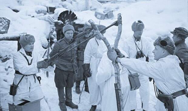 Финские солдаты используют рогатку для запуска гранат по позициям РККА.