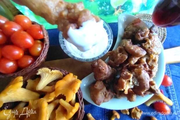 Макаем в соус. Макаем в соус.
