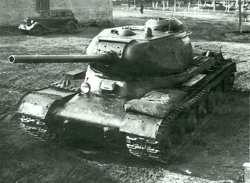 Советский тяжелый танк ИС-1 с пушкой Д5-Т85 L52.0 во дворе Челябинского Кировского завода. На заднем плане автомобиль ГАЗ М1. Челябинск, август 1943 Бронетехника СССР, Великая Отечественная война, история
