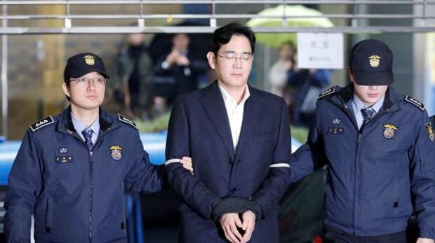 в той же Корее арестовали Ли Чже Ена - главу Самсунг - одной из крупнейших мировых компаний взятка, имхо, казнокрады, коррупция, оценочное мнение